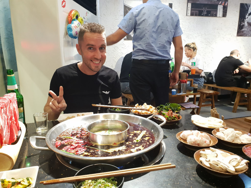 Cenetta con piatto tipico di Xi'An hot pot