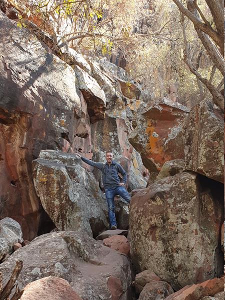 Ale si arrampica sulle rocce